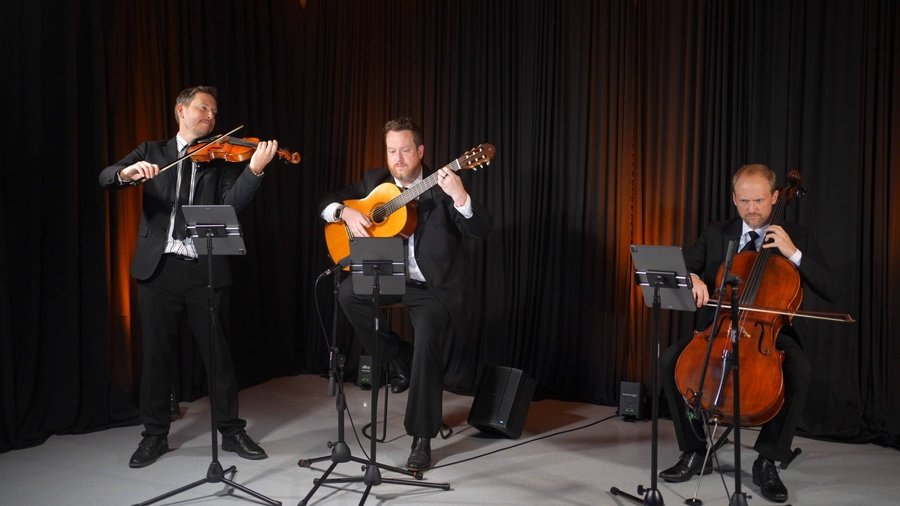 Guitar violin cello trio