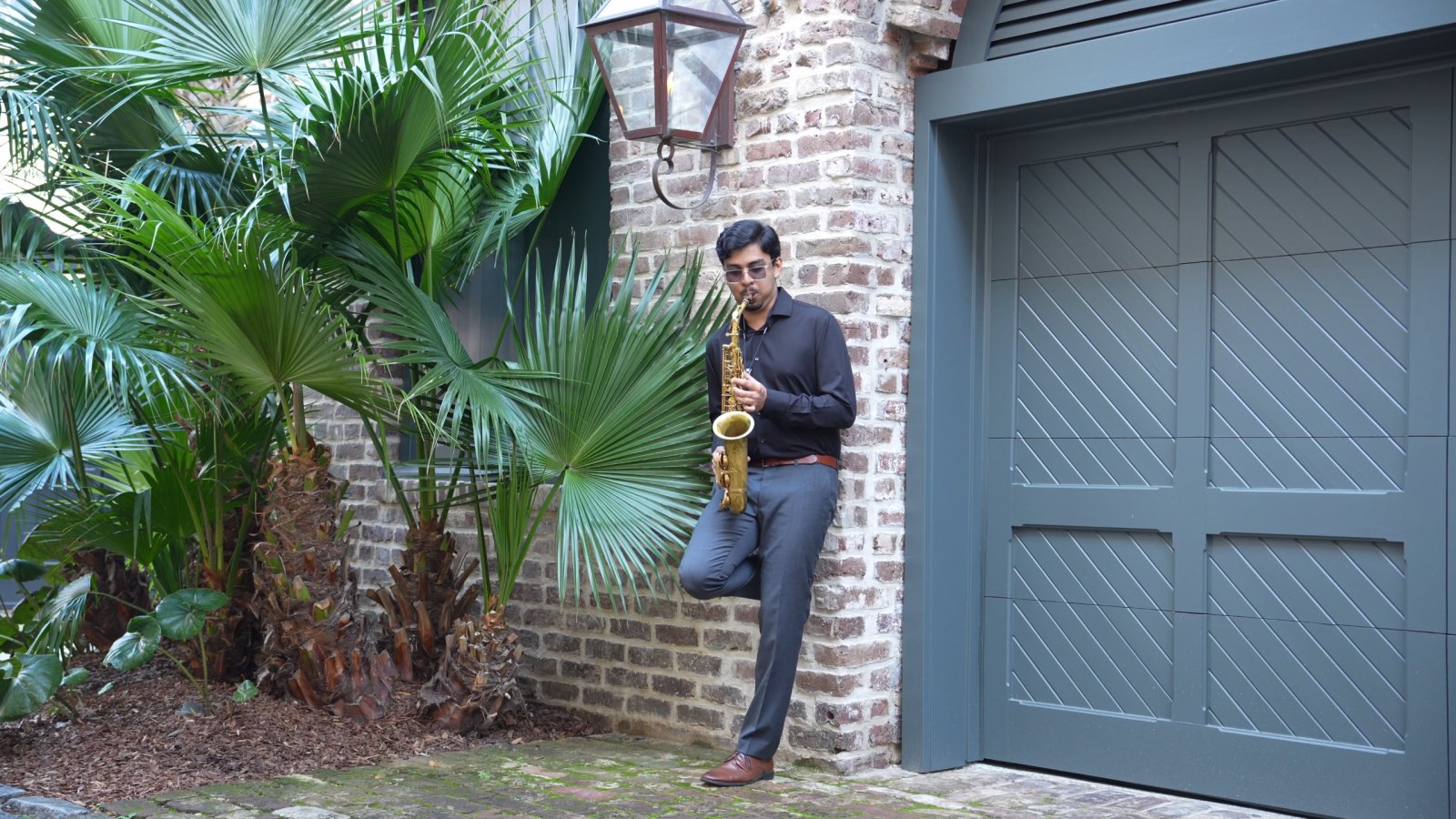 Sax and guitar cocktail music