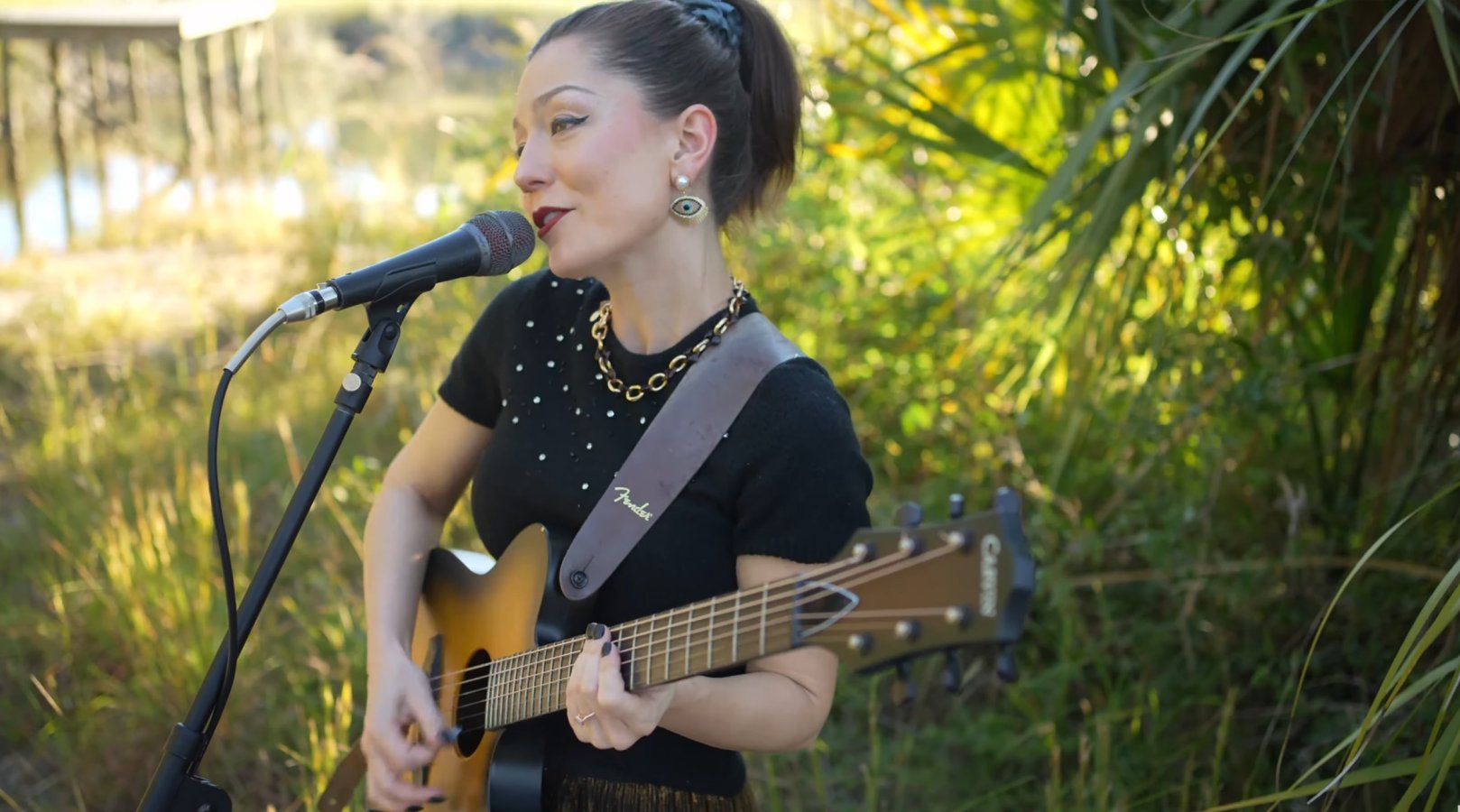 Liz Kelley - Vocalist & Guitarist